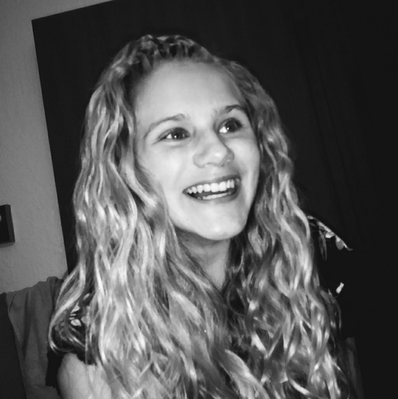 Meet your Posher, Kylee 💙 - Picture 2 of 2